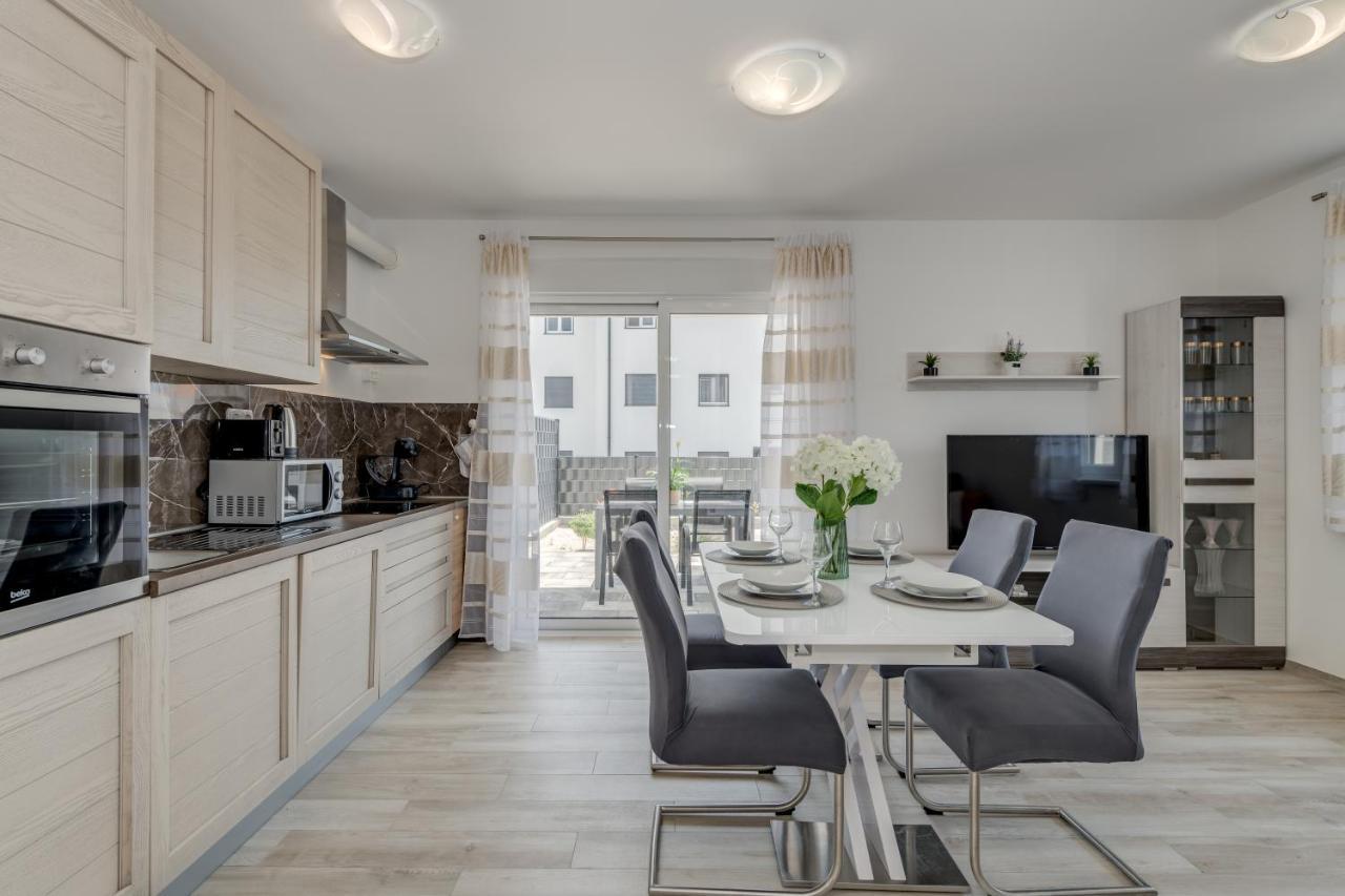 Apartmán Miro's With Private Garden And Parking