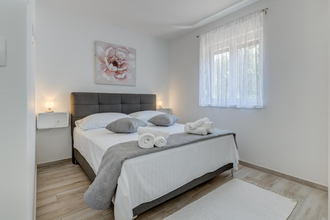 Miro's With Private Garden And Parking Apartmán *