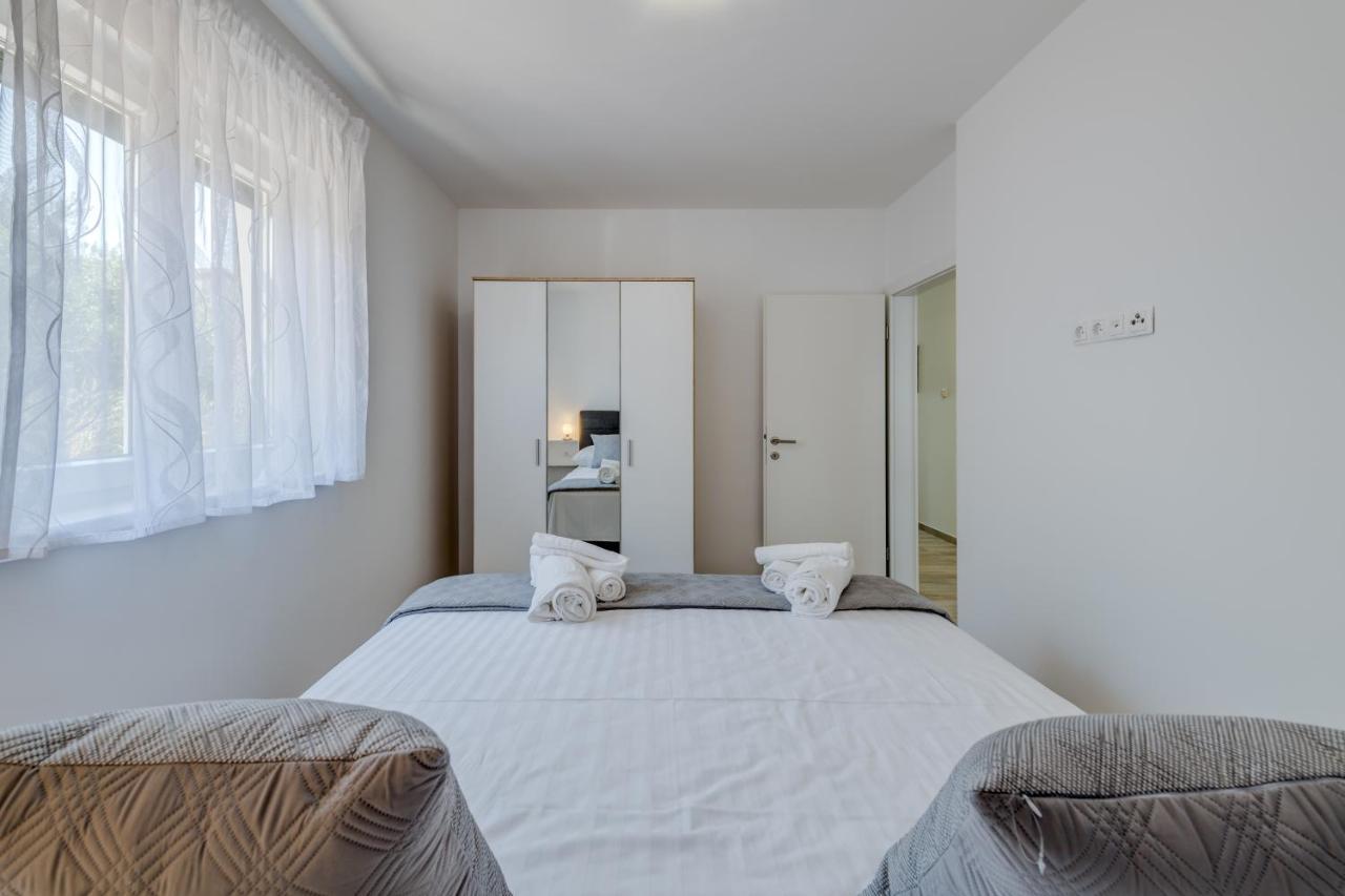 Miro's With Private Garden And Parking Apartmán *