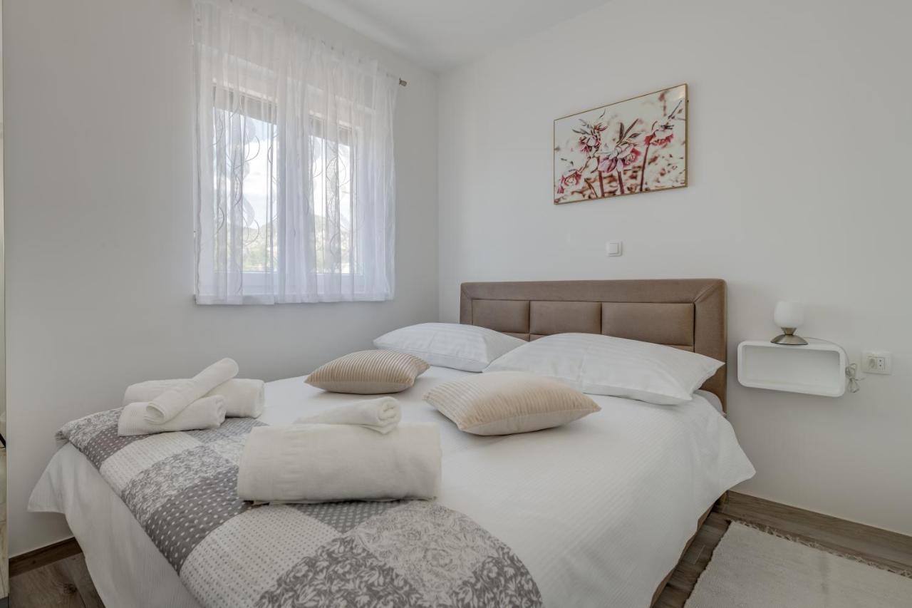 Miro's With Private Garden And Parking Apartmán