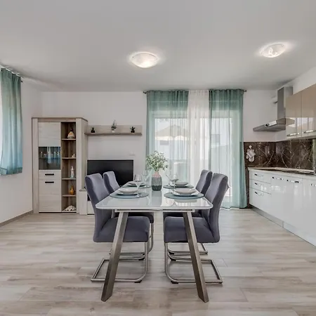 Miro'S Apartments With Private Garden And Parking Trogir Exterior photo