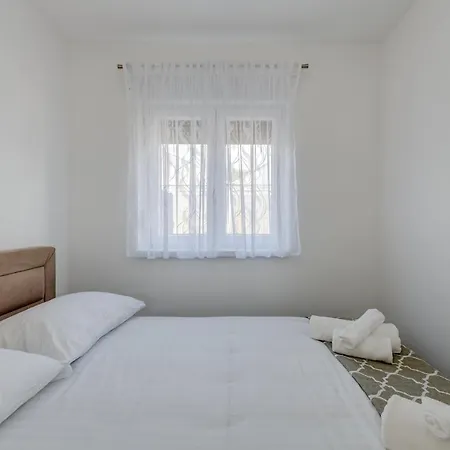 Miro'S Apartments With Private Garden And Parking Trogir Exterior photo