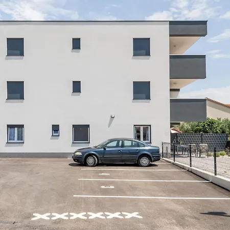 Miro'S Apartments With Private Garden And Parking Trogir Exterior photo