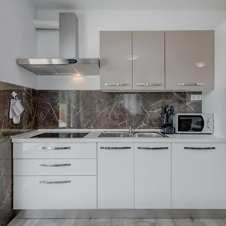 Miro'S Apartments With Private Garden And Parking Trogir Exterior photo
