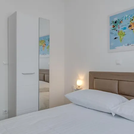 Miro'S Apartments With Private Garden And Parking Trogir Exterior photo