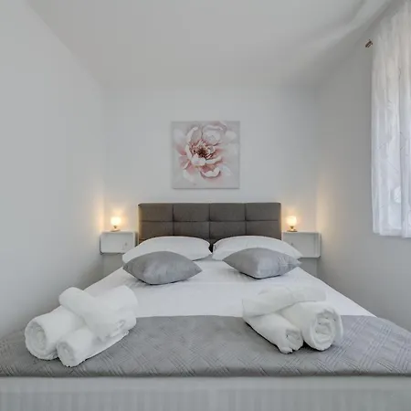 Miro'S Apartments With Private Garden And Parking Trogir Exterior photo