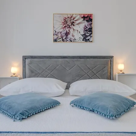 Miro'S Apartments With Private Garden And Parking Trogir Exterior photo