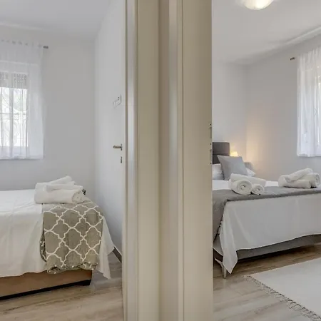 Miro'S Apartments With Private Garden And Parking Trogir Exterior photo